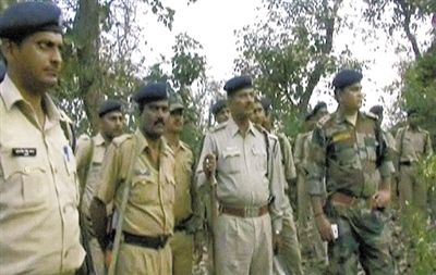 電視畫面顯示，大量警察在案發(fā)地搜查疑犯。