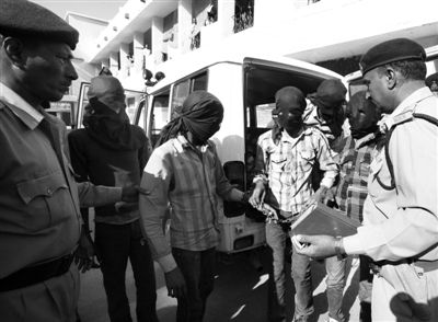 3月18日，印度中央邦，涉嫌輪奸瑞士女游客的男子被押往法庭。據(jù)悉，6名男子均面臨搶劫指控，其中4人面臨強(qiáng)奸指控。