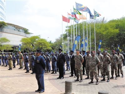 3月23日，南非警員參加德班峰會安保動員會。為確保峰會安全，南非政府從全國抽調(diào)3000名警察加強安保。 新華社發(fā)