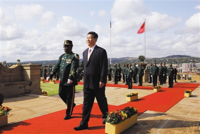 3月26日，南非總統(tǒng)祖馬在比勒陀利亞聯(lián)邦大廈前廣場舉行儀式，歡迎中國國家主席習(xí)近平訪問南非。這是習(xí)近平檢閱儀仗隊(duì)。新華社記者 蘭紅光 攝