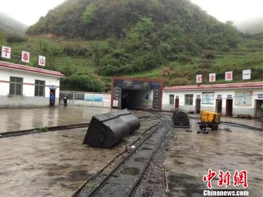 事故發(fā)生于5日晚22時(shí)許，事發(fā)時(shí)共有41人在井下作業(yè)，其中有32人安全升井，9人被困井下。