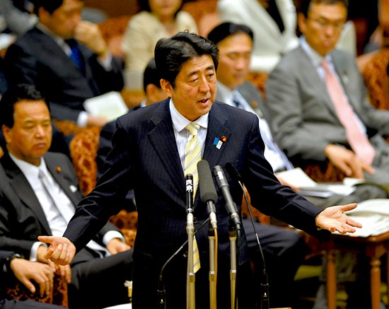 23日，安倍在參議院預(yù)算委員會發(fā)表講話。
