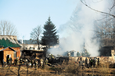 4月26日，俄羅斯救援人員在莫斯科州德米特羅夫區(qū)拉緬斯基村發(fā)生火災(zāi)的精神病院滅火?！　C供圖