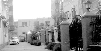 拉警戒線的地方就是高家居住的15號樓。高天峰居住在榮華小區(qū)一棟復(fù)式二層樓，三戶人家各有獨(dú)院。榮華小區(qū)一名業(yè)主供圖