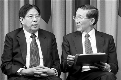 昨天凌晨,菲駐臺(tái)北馬尼拉經(jīng)濟(jì)文化辦事處代表白熙禮(左)與臺(tái)灣外事部門負(fù)責(zé)人林永樂在臺(tái)北共同舉行記者會(huì)。圖/CFP