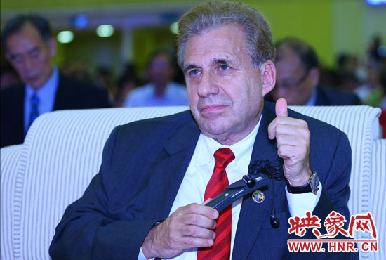 聽到關(guān)于鄭州航空港經(jīng)濟綜合實驗區(qū)的介紹，約翰.卡薩達博士豎起了大拇指