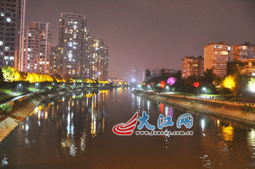 夜幕下的玉帶河，風(fēng)景很好，但是臭氣熏天。