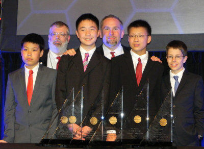 孫嘯秋(右二)與獲得團(tuán)體組冠軍的隊(duì)友任昊淼(前左一)、林浩然(前左二)、Matthew Lipman