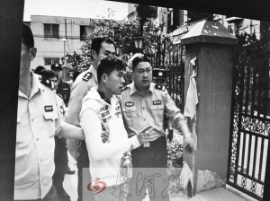 吳強(qiáng)指認(rèn)現(xiàn)場(chǎng)(翻拍),他是高胖雇用的殺手之一。