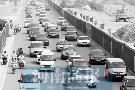 因施工封路，中州大道上的車輛行駛緩慢 王春勝/攝