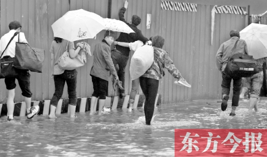 鄭州14個路口積水嚴(yán)重 鄭州14個路口積水嚴(yán)重