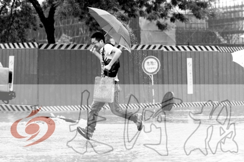 鄭州經(jīng)三路與北環(huán)交叉口處，積水較深，行人們不得不“練輕功”。 記者 白周峰 攝影