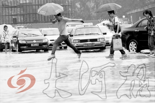 鄭州經(jīng)三路與北環(huán)交叉口處，積水較深，行人們不得不“練輕功”。 記者 白周峰 攝影