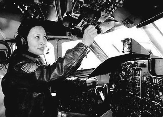 王亞平開(kāi)飛機(jī)時(shí)照片 王亞平開(kāi)飛機(jī)時(shí)照片