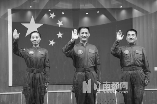 神舟十號(hào)航天員王亞平(左)、聶海勝(中)、張曉光(右)。 新華社發(fā)