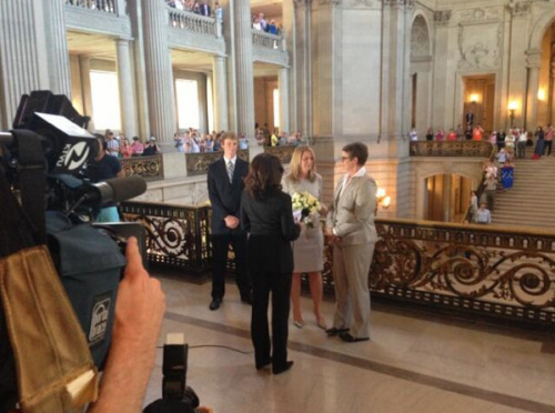 同性伴侶斯蒂爾和克里斯汀在舊金山市政廳舉行婚禮，這是自2008年加州8號(hào)提案通過以來，加州的首場同性婚禮。