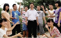 同學(xué)們用手臂連成光環(huán)，把班主任老師圍起來，表達對他的敬意和謝意。