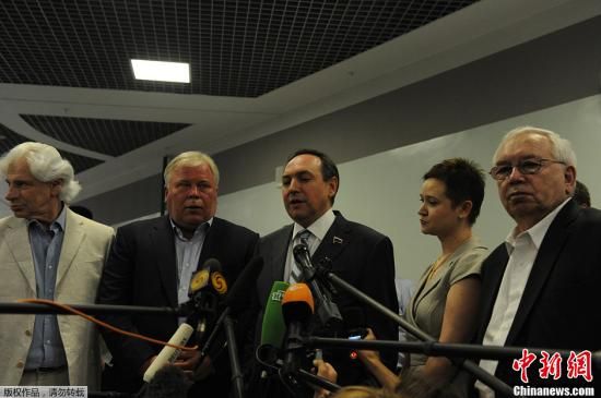 據(jù)外媒報道，美國“棱鏡”監(jiān)控計劃泄密者愛德華·斯諾登于莫斯科時間7月12日在莫斯科謝列梅捷沃機場與多家人權(quán)機構(gòu)代表人士舉行會談。圖為參加會談的人權(quán)代表接受媒體采訪。