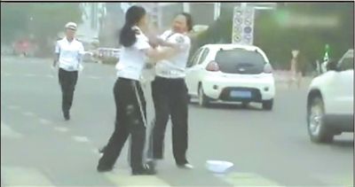 兩名“女交警”馬路中央廝打。圖/東方IC