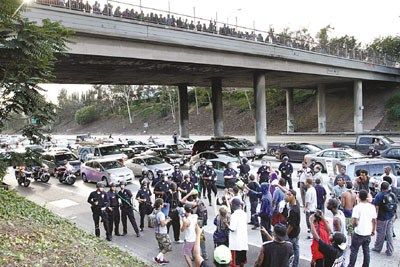 地點(diǎn):美國(guó)洛杉磯。大批警察和示威者正在對(duì)峙