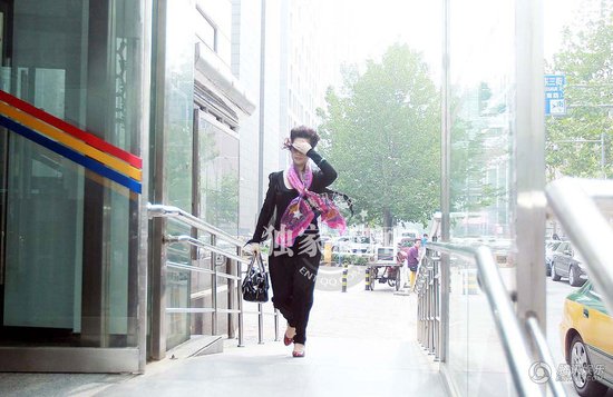 2013年7月22日，李某輪奸案庭前會議在海淀某法庭舉行，現(xiàn)場有大批媒體等候。