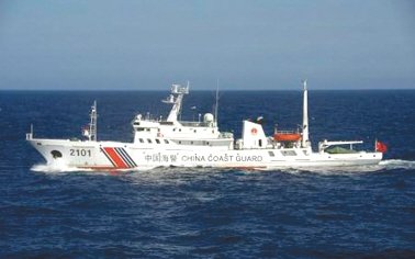 24日在釣魚島附近海域巡航的中國(guó)海警船。