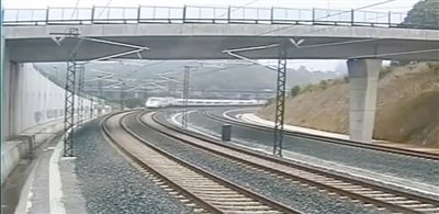 時(shí)速190公里的列車通過(guò)一個(gè)限速80公里的急轉(zhuǎn)彎。