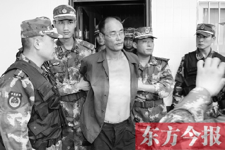 7月27日13時(shí)50分許，駐馬店市西平縣的“7·25”連環(huán)殺人案犯罪嫌疑人丁金華（左三）在禹州落網(wǎng)