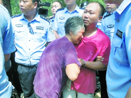 潛逃23年，歸案之時再見父母，最不能承受的究竟是誰？