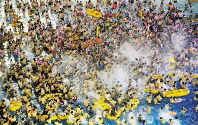 29日，湖北省武漢市，近日江城暑熱難解，人們紛紛前往水上樂園解暑，由于人數(shù)眾多，形成了“下餃子”的壯觀場面。圖/CFP