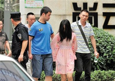 一名女犯罪嫌疑人被警方押出。新華社記者 薛玉斌 攝
