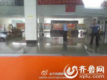 8月8號(hào)下午14時(shí)許，一女子在山東省衛(wèi)生廳辦公大樓三樓的一間辦公室內(nèi)，被一名年輕男子劫持。