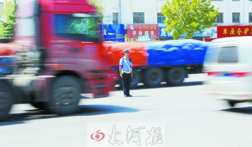 連霍高速受橋梁爆破影響禁止通車，310國道車流量迅速增加，當?shù)亟痪块T安排大量警力保障道路暢通。