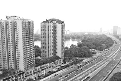 昨日，人濟(jì)山莊小區(qū)，與其他樓相比，B棟樓頂層天臺(tái)上違規(guī)建造了一棟兩層小樓，假山大樹俱全。新京報(bào)記者