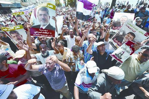 16日，穆爾西的支持者進(jìn)行“憤怒的星期五”大游行，抗議軍方清場(chǎng)行動(dòng)造成嚴(yán)重人員傷亡。