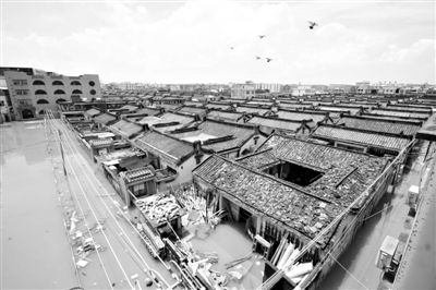 19日，廣東汕頭潮陽(yáng)區(qū)和平鎮(zhèn)出現(xiàn)水浸現(xiàn)象。連日來(lái)，廣東省汕頭市潮陽(yáng)區(qū)、潮南區(qū)普降暴雨。新華社發(fā)