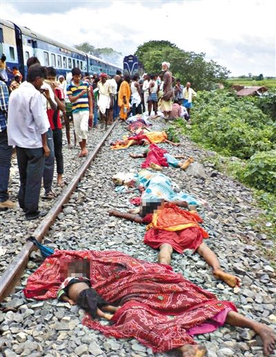 19日，事故現(xiàn)場(chǎng)遇難者的遺體。