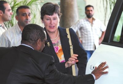 24日，聯(lián)合國(guó)副秘書(shū)長(zhǎng)凱恩（右二）抵大馬士革。新華社發(fā)