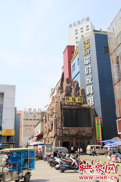 在該酒店一層的入口處，屹立著一座4層樓高的假山，氣勢雄偉。