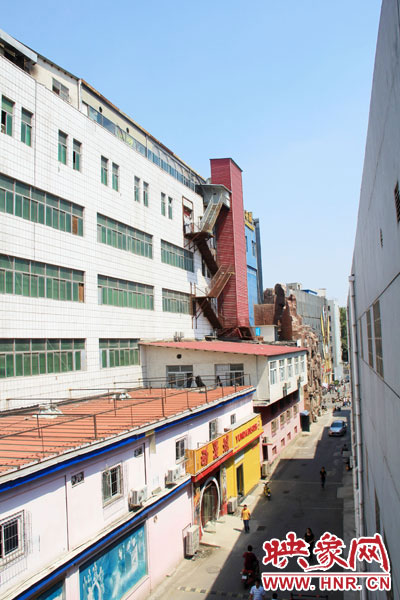 該家具賣場共6層樓，第7層建筑與其他樓層風(fēng)格迥然不同，有明顯后期加蓋痕跡