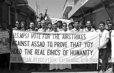 6日，敘利亞西北部的民眾打出橫幅，要求美國對敘動(dòng)武。
