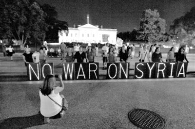10日，華盛頓，美國反戰(zhàn)民眾在白宮前抗議對敘動武。