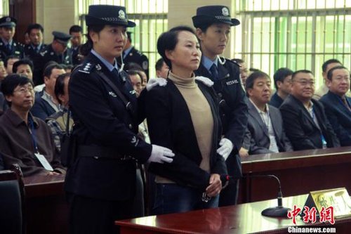 9月24日上午8時(shí)30分，陜西“房姐”龔愛愛涉嫌偽造、買賣國家機(jī)關(guān)證件一案，在陜西靖邊縣人民法院公開