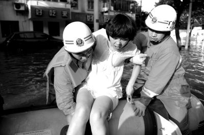 10月10日，前來(lái)余姚支援的杭州消防支隊(duì)武警官兵在南西路幫助轉(zhuǎn)移被困群眾。新華社發(fā)