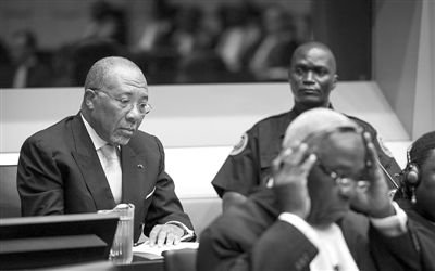 9月26日，荷蘭海牙，利比里亞前總統(tǒng)查爾斯·泰勒在法庭接受審判。