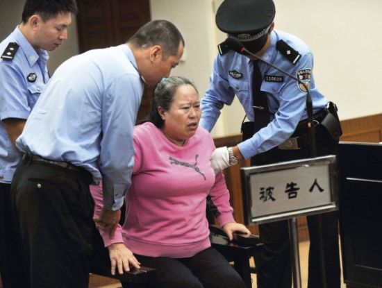 9月24日，在公訴人宣讀起訴書時，丁書苗因身體不停顫抖一度站立不穩(wěn)，被法警扶住