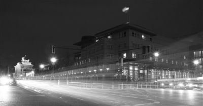 美國駐德國大使館夜景，這里被懷疑設(shè)有監(jiān)聽站。