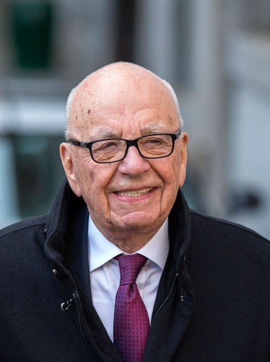 20日，從最高法院出來，默多克一臉輕松。路透社