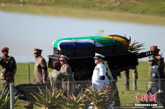 圖為南非海、陸、空三軍首腦為曼德拉護靈。宋方燦 攝