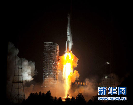 12月21日,載有玻利維亞通信衛(wèi)星的長征三號乙運載火箭點火發(fā)射。當日零時42分,我國在西昌衛(wèi)星發(fā)射中心用長征三號乙運載火箭,成功將玻利維亞通信衛(wèi)星發(fā)射升空,衛(wèi)星順利進入預(yù)定軌道。玻利維亞通信衛(wèi)星是該國擁有的第一顆衛(wèi)星。新華社記者 燕雁 攝